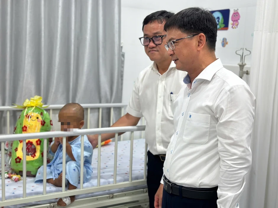 Phó Chủ tịch TP.HCM Nguyễn Mạnh Cường thăm bé trai 2 tuổi bị bạo hành Phó Chủ tịch TP.HCM Nguyễn Mạnh Cường thăm bé trai 2 tuổi bị bạo hành