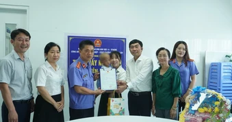 Phó Chủ tịch TP.HCM Nguyễn Mạnh Cường thăm bé trai 2 tuổi bị bạo hành