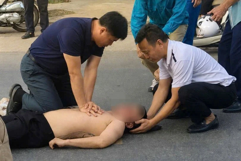 Phó giám đốc bệnh viện quỳ giữa đường ép tim, cứu người tai nạn Phó giám đốc bệnh viện quỳ giữa đường ép tim, cứu người tai nạn