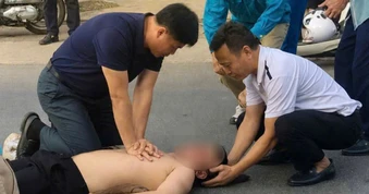 Phó giám đốc bệnh viện quỳ giữa đường ép tim, cứu người tai nạn