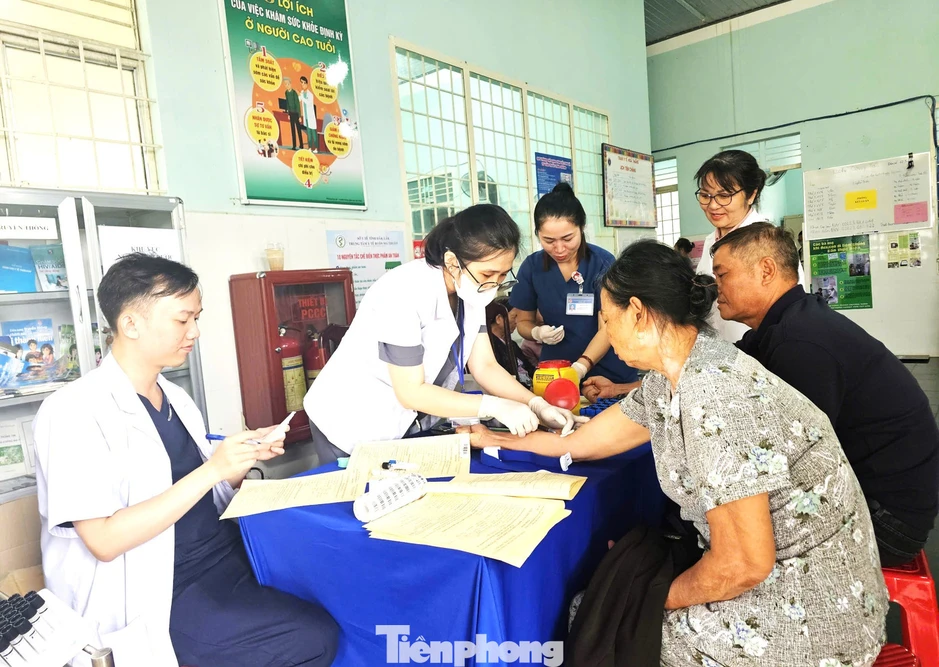 Phòng khám Hoàn Hảo đưa bác sĩ, máy móc đến tận nơi khám, phát thuốc miễn phí cho dân Phòng khám Hoàn Hảo đưa bác sĩ, máy móc đến tận nơi khám, phát thuốc miễn phí cho dân