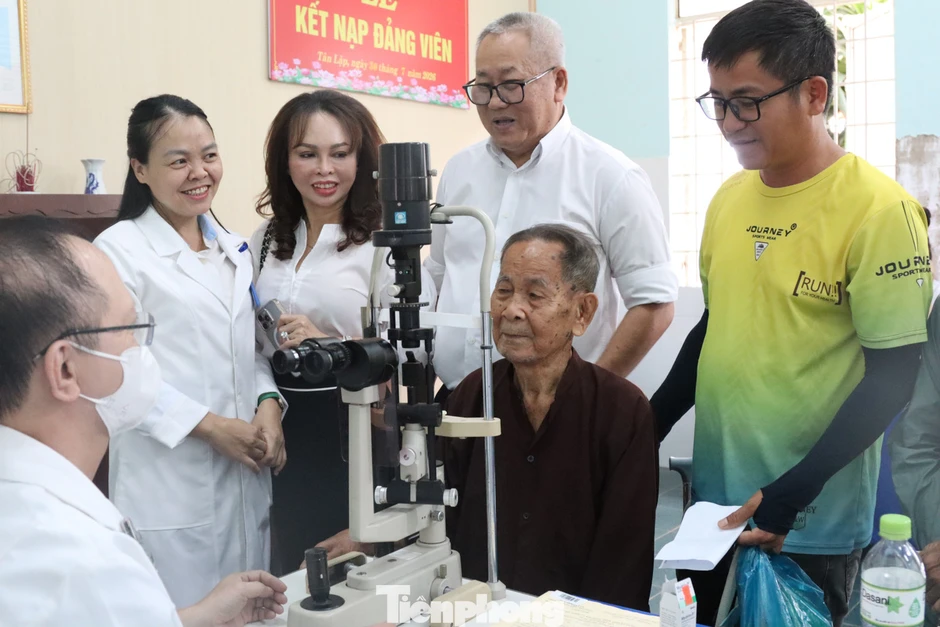 Phòng khám Hoàn Hảo đưa bác sĩ, máy móc đến tận nơi khám, phát thuốc miễn phí cho dân Phòng khám Hoàn Hảo đưa bác sĩ, máy móc đến tận nơi khám, phát thuốc miễn phí cho dân