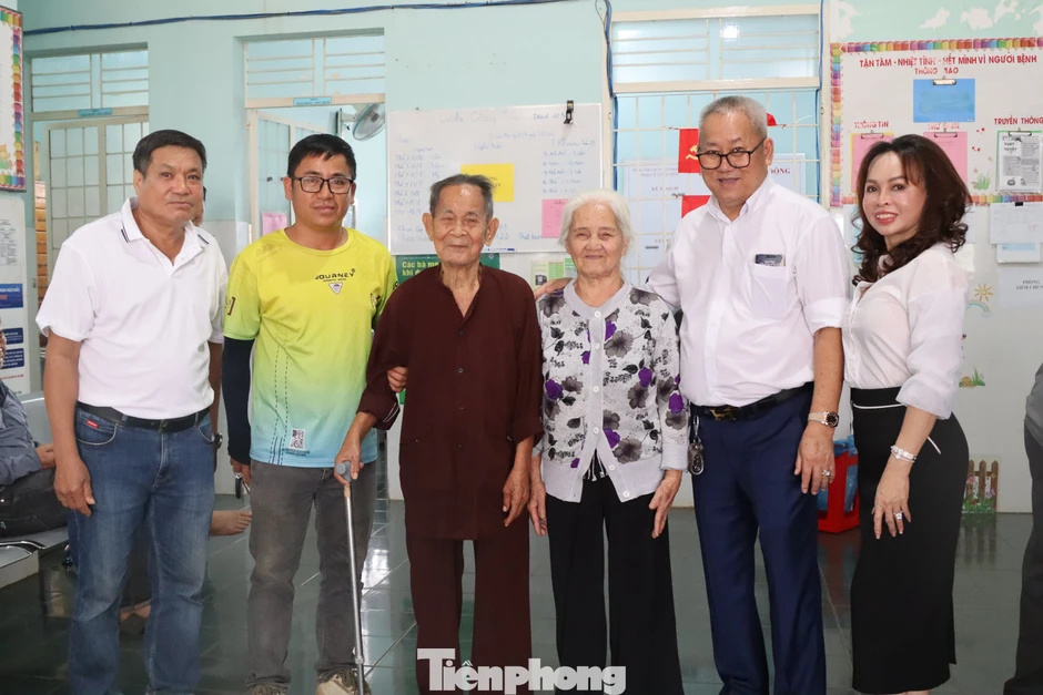 Phòng khám Hoàn Hảo đưa bác sĩ, máy móc đến tận nơi khám, phát thuốc miễn phí cho dân Phòng khám Hoàn Hảo đưa bác sĩ, máy móc đến tận nơi khám, phát thuốc miễn phí cho dân