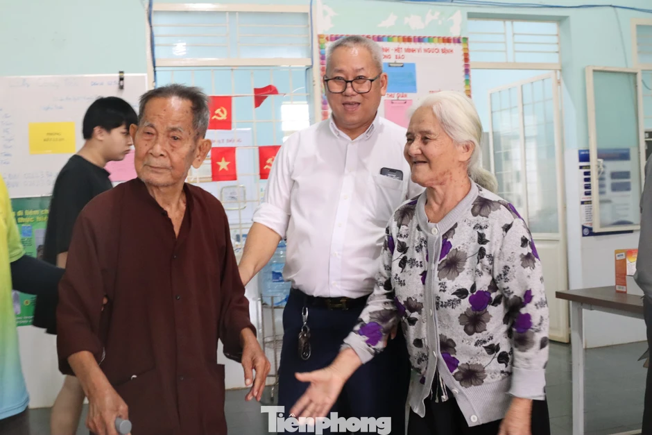 Phòng khám Hoàn Hảo đưa bác sĩ, máy móc đến tận nơi khám, phát thuốc miễn phí cho dân Phòng khám Hoàn Hảo đưa bác sĩ, máy móc đến tận nơi khám, phát thuốc miễn phí cho dân