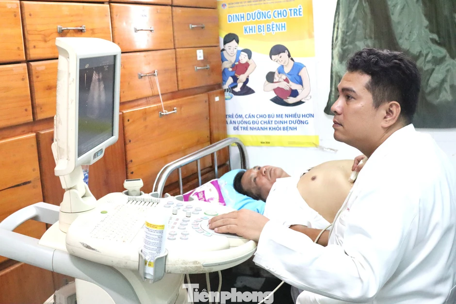 Phòng khám Hoàn Hảo đưa bác sĩ, máy móc đến tận nơi khám, phát thuốc miễn phí cho dân Phòng khám Hoàn Hảo đưa bác sĩ, máy móc đến tận nơi khám, phát thuốc miễn phí cho dân
