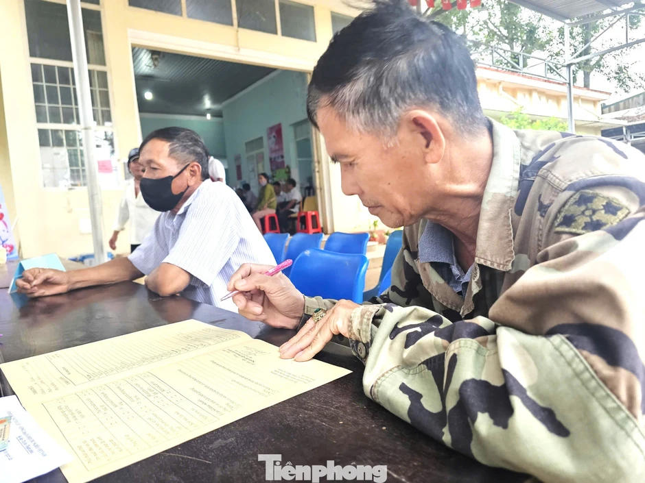 Phòng khám Hoàn Hảo đưa bác sĩ, máy móc đến tận nơi khám, phát thuốc miễn phí cho dân Phòng khám Hoàn Hảo đưa bác sĩ, máy móc đến tận nơi khám, phát thuốc miễn phí cho dân
