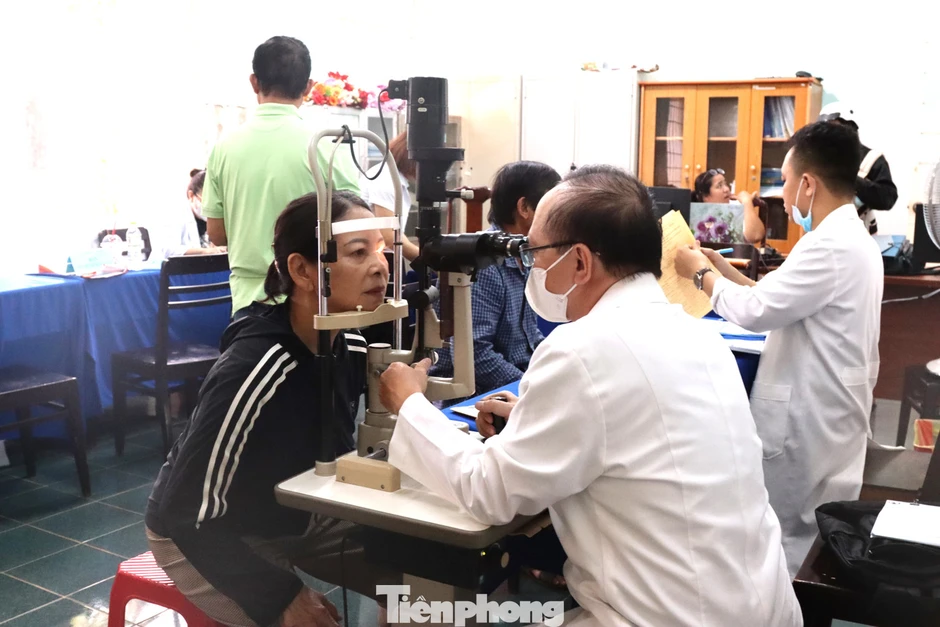 Phòng khám Hoàn Hảo đưa bác sĩ, máy móc đến tận nơi khám, phát thuốc miễn phí cho dân Phòng khám Hoàn Hảo đưa bác sĩ, máy móc đến tận nơi khám, phát thuốc miễn phí cho dân