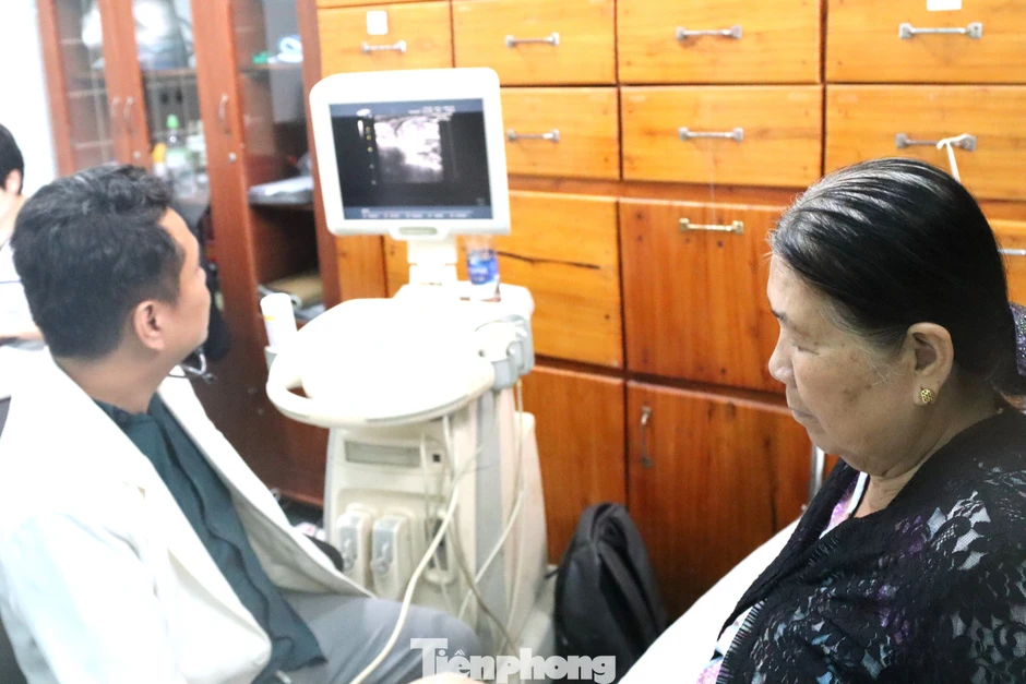 Phòng khám Hoàn Hảo đưa bác sĩ, máy móc đến tận nơi khám, phát thuốc miễn phí cho dân Phòng khám Hoàn Hảo đưa bác sĩ, máy móc đến tận nơi khám, phát thuốc miễn phí cho dân