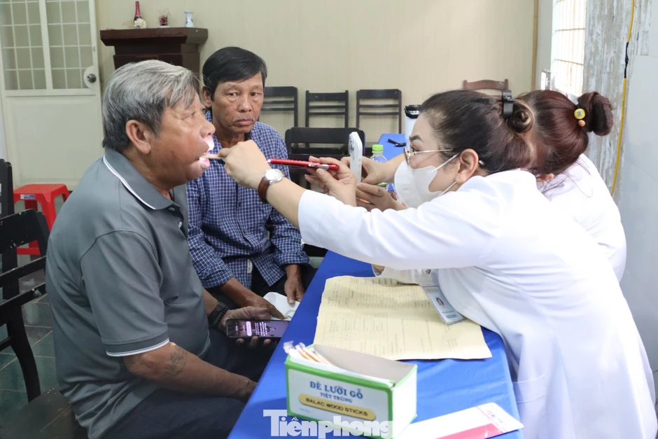 Phòng khám Hoàn Hảo đưa bác sĩ, máy móc đến tận nơi khám, phát thuốc miễn phí cho dân Phòng khám Hoàn Hảo đưa bác sĩ, máy móc đến tận nơi khám, phát thuốc miễn phí cho dân