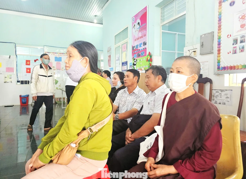 Phòng khám Hoàn Hảo đưa bác sĩ, máy móc đến tận nơi khám, phát thuốc miễn phí cho dân Phòng khám Hoàn Hảo đưa bác sĩ, máy móc đến tận nơi khám, phát thuốc miễn phí cho dân