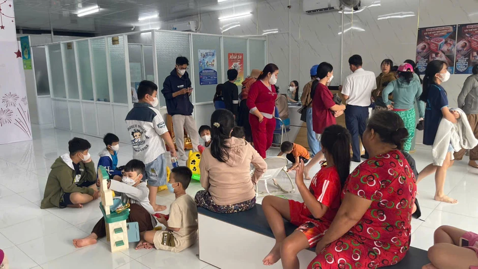 Phú Quốc: Cơ sở tiêm chủng quá tải sau ca tử vong nghi viêm não mô cầu Phú Quốc: Cơ sở tiêm chủng quá tải sau ca tử vong nghi viêm não mô cầu