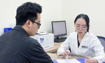 Phù tay chân, mí mắt có phải dấu hiệu suy thận? - Báo TinVina
