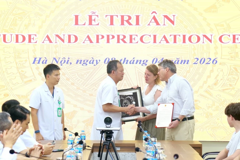 Phút giây bố mẹ, bác sĩ tiễn biệt cô gái người Anh hiến tạng cứu 3 người Việt