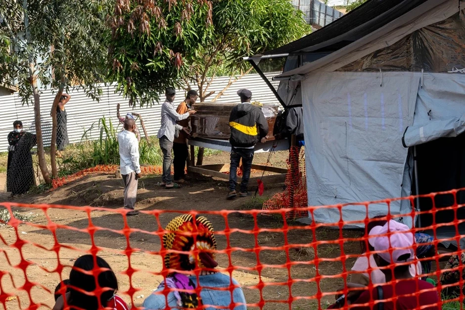 'Quan tài bị nguyền rủa' và thị trấn đào vàng trong tâm dịch Ebola 'Quan tài bị nguyền rủa' và thị trấn đào vàng trong tâm dịch Ebola