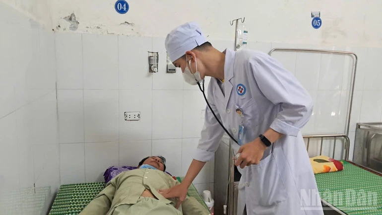 Quảng Ngãi: 19 người bị ngộ độc nhập viện điều trị sau khi ăn bánh mì Quảng Ngãi: 19 người bị ngộ độc nhập viện điều trị sau khi ăn bánh mì
