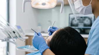 Răng sứ, implant có phải thay sau 10 năm?