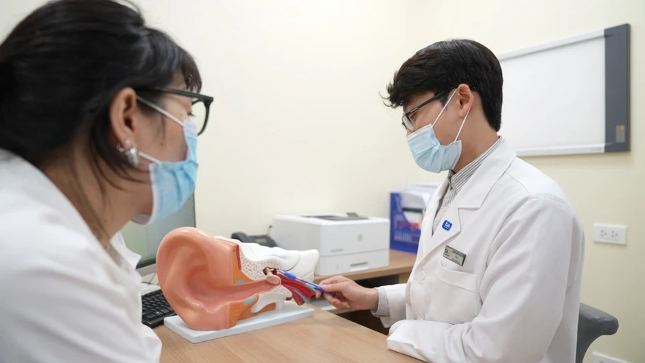 Ráy ướt có dễ bị viêm tai giữa? - Báo TinVina Ráy ướt có dễ bị viêm tai giữa? - Báo TinVina