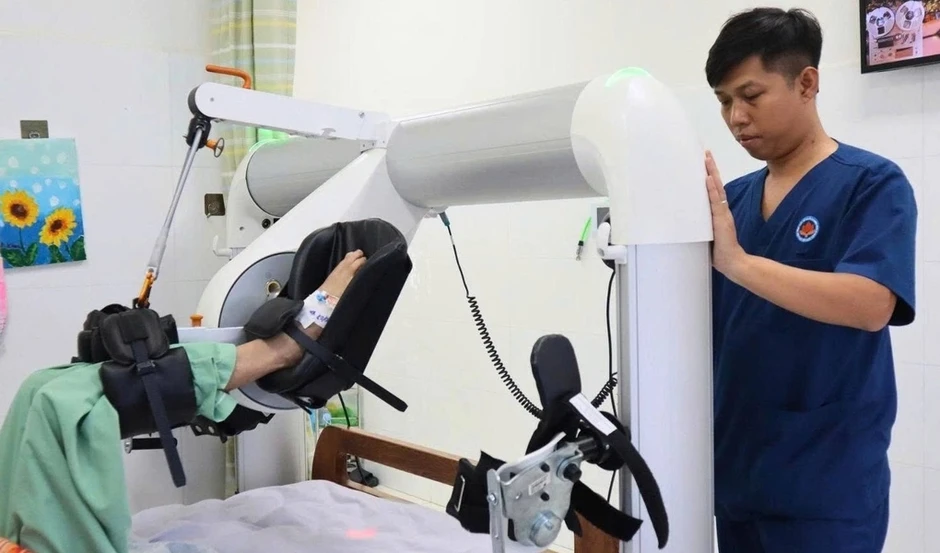 Robot giúp người bệnh đột quỵ tập đi Robot giúp người bệnh đột quỵ tập đi
