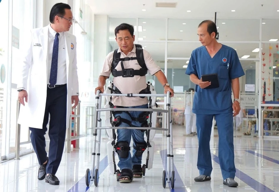 Robot giúp người bệnh đột quỵ tập đi Robot giúp người bệnh đột quỵ tập đi