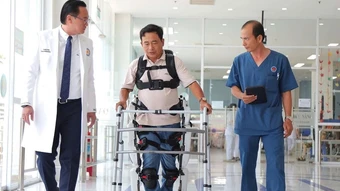 Robot giúp người bệnh đột quỵ tập đi