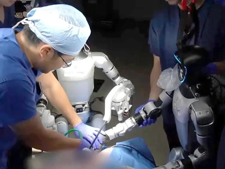 Robot hình người vừa thực hiện thành công ca mổ trên cơ thể sống