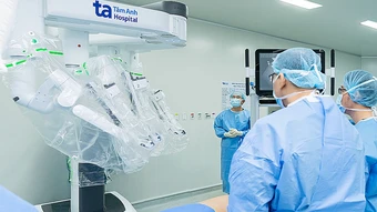 Robot nạo 50 hạch ung thư cho người phụ nữ - Báo TinVina