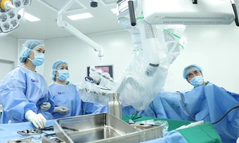 Robot phẫu thuật chữa sa bàng quang, tử cung cho cụ bà - Báo TinVina