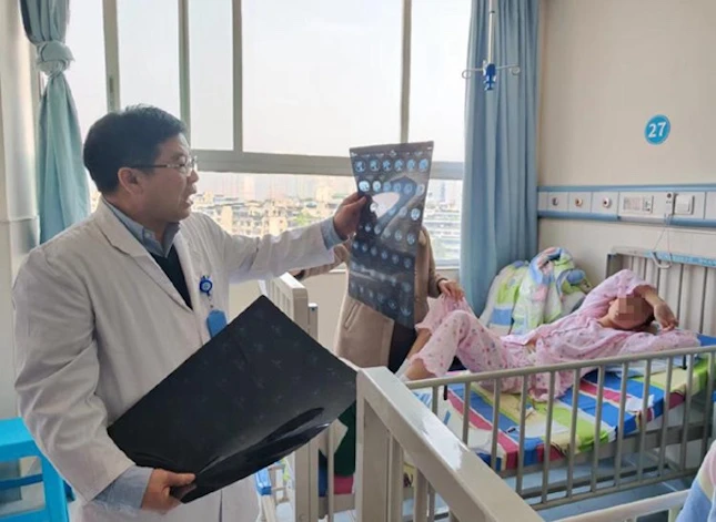 Rút ra 2 lít máu trắng đục như sữa từ cô bé 12 tuổi, bố mẹ oà khóc: "Tưởng cháu đau bụng vì ăn đồ không sạch" Rút ra 2 lít máu trắng đục như sữa từ cô bé 12 tuổi, bố mẹ oà khóc: "Tưởng cháu đau bụng vì ăn đồ không sạch"