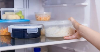 Sai lầm có thể gây hại sức khỏe khi hâm cơm trữ trong tủ lạnh