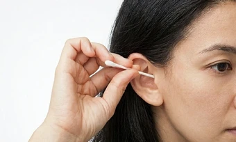 Sai lầm khi làm sạch tai gây viêm nhiễm - Báo TinVina