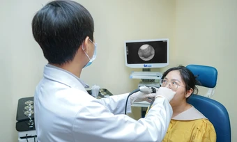 Sai lầm khi ngủ trong phòng máy lạnh dễ viêm họng - Báo TinVina