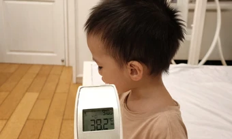 Sai lầm phổ biến khi chăm sóc trẻ mắc tay chân miệng tại nhà - Báo TinVina