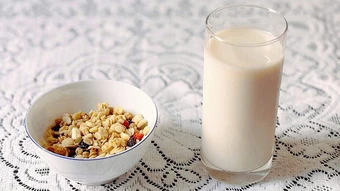 Sai lầm thường gặp khi cho trẻ uống sữa - Báo TinVina