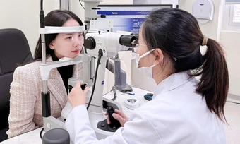 Sai lầm thường gặp khi đeo kính áp tròng ban đêm - Báo TinVina