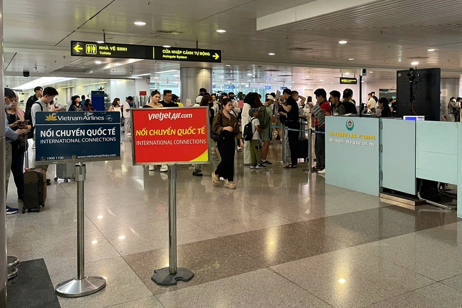 Sân bay Tân Sơn Nhất khuyến cáo người về từ vùng dịch Ebola Sân bay Tân Sơn Nhất khuyến cáo người về từ vùng dịch Ebola