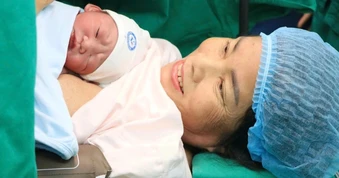 Sản phụ 60 tuổi sinh bé trai nặng 2,8kg