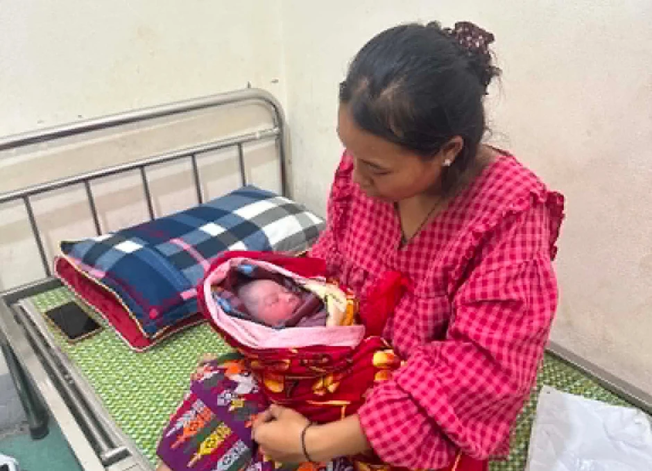 Sản phụ 'đẻ rơi' con trên đường đến cơ sở y tế Sản phụ 'đẻ rơi' con trên đường đến cơ sở y tế