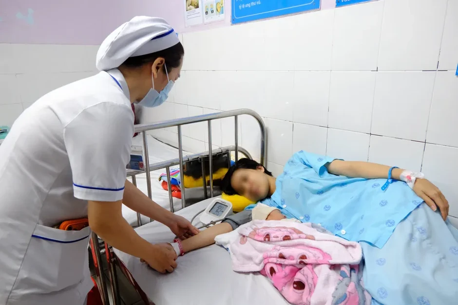 Sản phụ nguy kịch sau khi ăn ốc, mổ lấy thai khẩn cấp cứu mẹ con