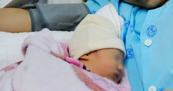 Sản phụ nguy kịch sau khi ăn ốc, mổ lấy thai khẩn cấp cứu mẹ con