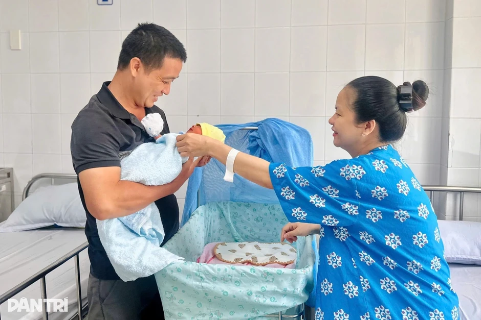Sản phụ sinh con trên taxi: “Tôi rất may mắn vì mẹ con đều bình an” Sản phụ sinh con trên taxi: “Tôi rất may mắn vì mẹ con đều bình an”