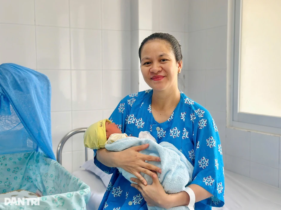 Sản phụ sinh con trên taxi: “Tôi rất may mắn vì mẹ con đều bình an” Sản phụ sinh con trên taxi: “Tôi rất may mắn vì mẹ con đều bình an”