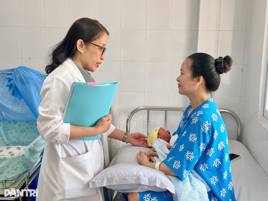Sản phụ sinh con trên taxi: “Tôi rất may mắn vì mẹ con đều bình an” Sản phụ sinh con trên taxi: “Tôi rất may mắn vì mẹ con đều bình an”
