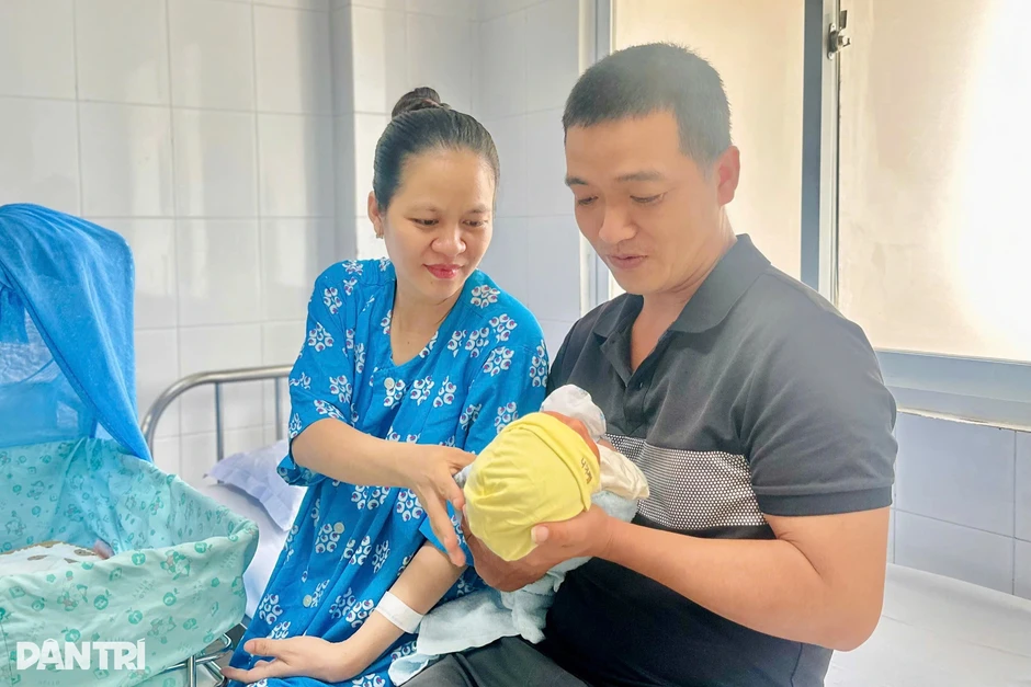 Sản phụ sinh con trên taxi: “Tôi rất may mắn vì mẹ con đều bình an” Sản phụ sinh con trên taxi: “Tôi rất may mắn vì mẹ con đều bình an”