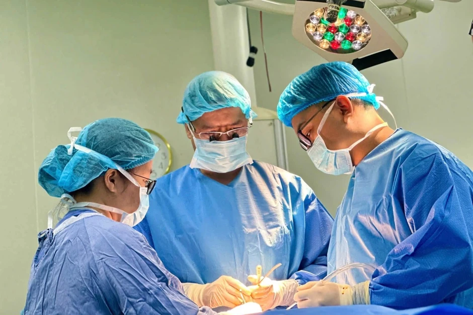 Sang nhà ông ngoại chơi, bé 2 tuổi bị chó tấn công gây hàng loạt vết thương Sang nhà ông ngoại chơi, bé 2 tuổi bị chó tấn công gây hàng loạt vết thương