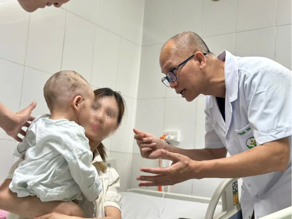 Sang nhà ông ngoại chơi, bé 2 tuổi bị chó tấn công gây hàng loạt vết thương Sang nhà ông ngoại chơi, bé 2 tuổi bị chó tấn công gây hàng loạt vết thương