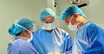 Sang nhà ông ngoại chơi, bé 2 tuổi bị chó tấn công gây hàng loạt vết thương