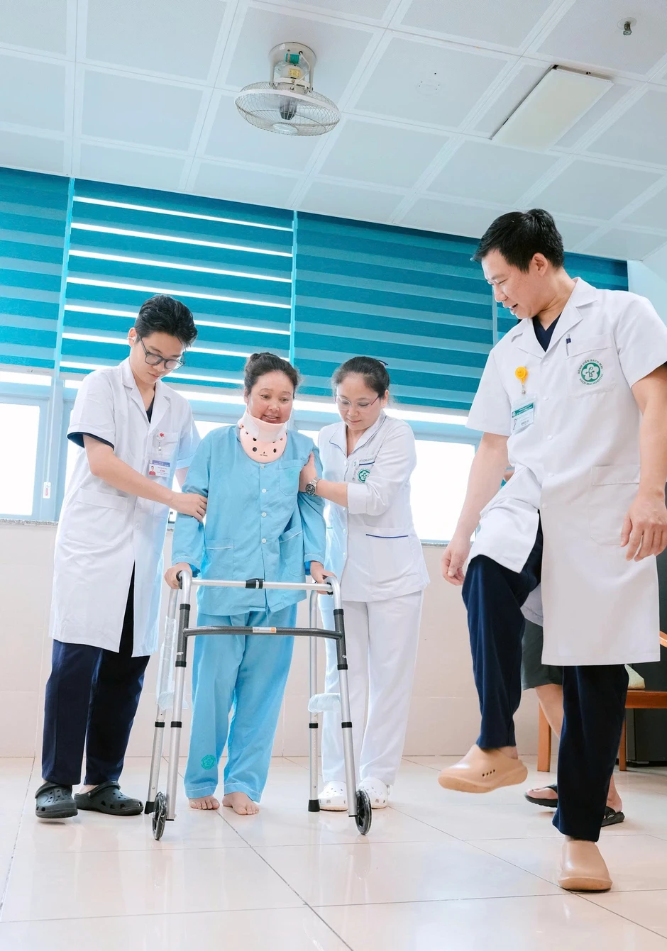 Sang Việt Nam chữa bệnh, người mẹ 5 con đi lại được sau 8 tháng liệt 2 chân Sang Việt Nam chữa bệnh, người mẹ 5 con đi lại được sau 8 tháng liệt 2 chân