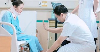 Sang Việt Nam chữa bệnh, người mẹ 5 con đi lại được sau 8 tháng liệt 2 chân