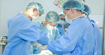 Sau 14 năm đau đớn vì di chứng tai nạn, người đàn ông tìm lại bước đi