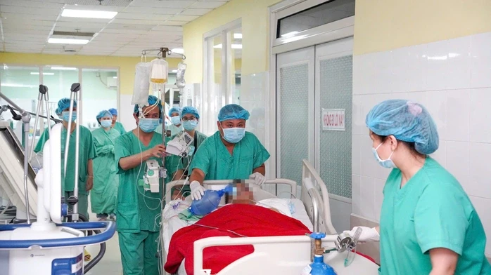 Sau phút mặc niệm, gần 200 y bác sĩ xuyên đêm làm điều kỳ diệu cho 6 bệnh nhân Sau phút mặc niệm, gần 200 y bác sĩ xuyên đêm làm điều kỳ diệu cho 6 bệnh nhân